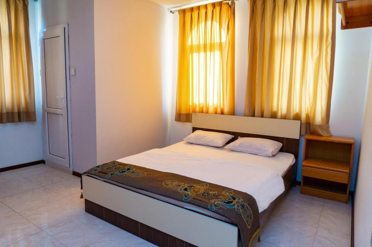 White Horse Hotel Bakoe Buitenkant foto
