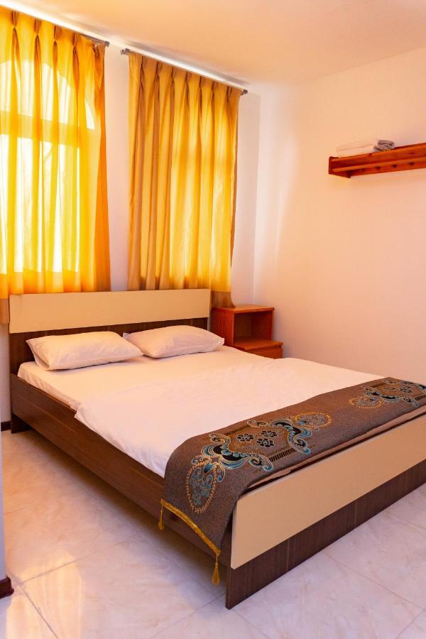 White Horse Hotel Bakoe Buitenkant foto