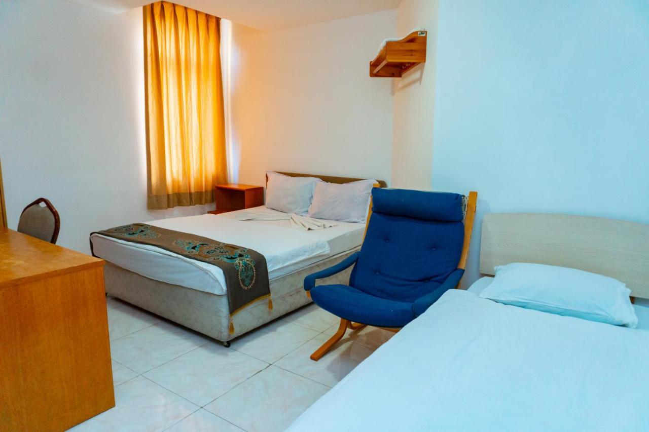 White Horse Hotel Bakoe Buitenkant foto